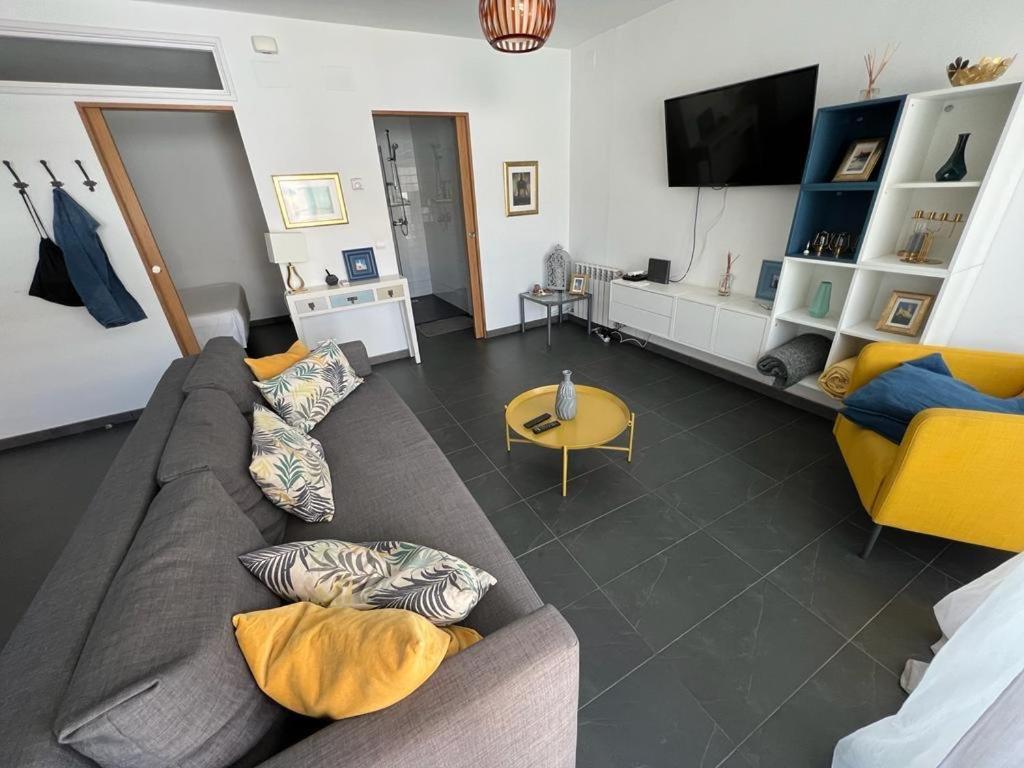 Sunny Flat In Sitges 30 Seconds To Beach, Balcony & Sea Views! エクステリア 写真
