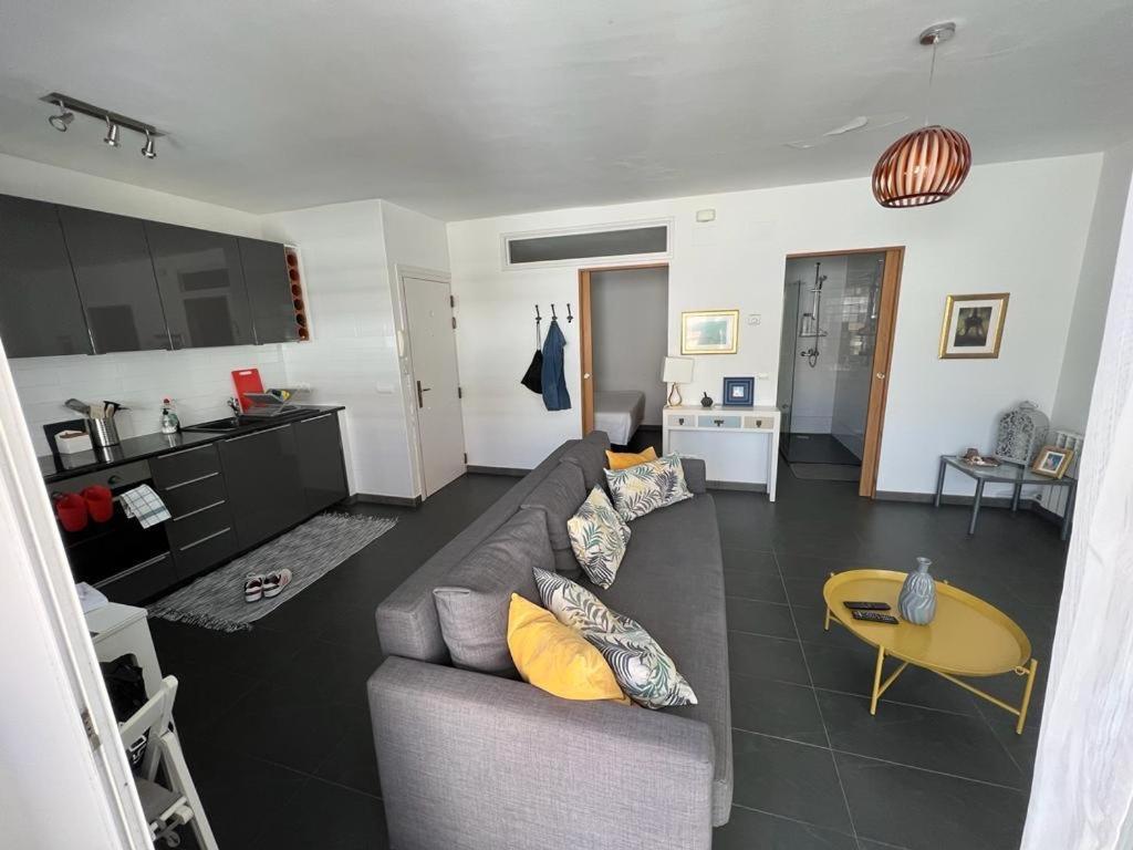 Sunny Flat In Sitges 30 Seconds To Beach, Balcony & Sea Views! エクステリア 写真